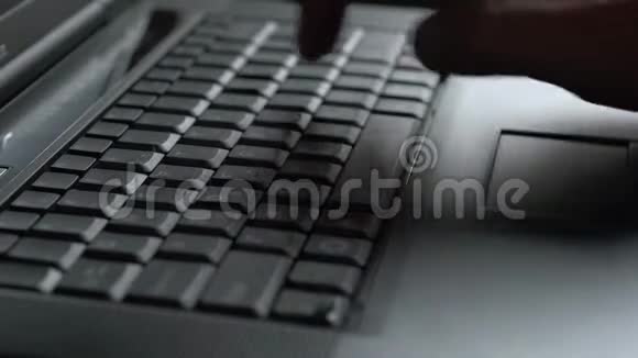 一名男子在笔记本电脑键盘上工作和打字视频的预览图