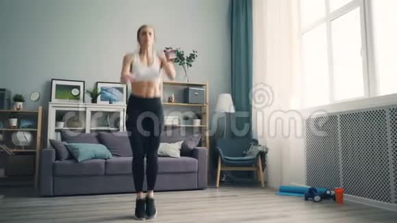 适合女学生在家做运动客厅里跳绳锻炼身体视频的预览图