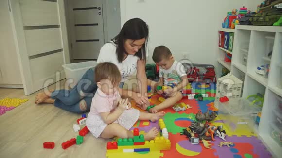 年轻的母亲和孩子们玩砖头视频的预览图