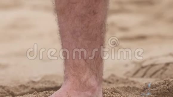 白人男子脚踝血压海滩视频的预览图