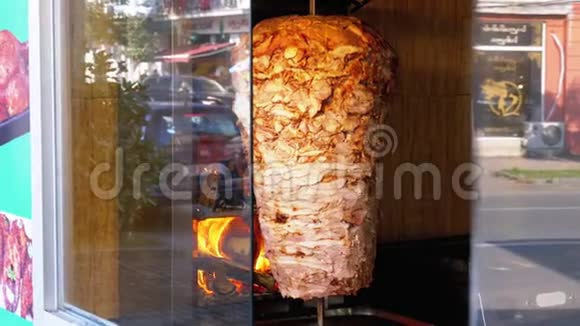 沙瓦玛是在人行道附近的商店橱窗上准备的快餐视频的预览图