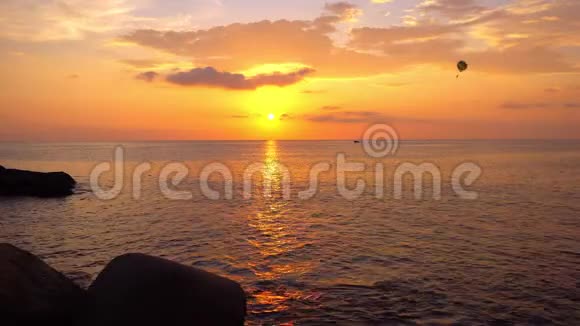 美丽的夕阳平静的海面金色的傍晚日落地平线美丽的风景夏夜的海景视频的预览图