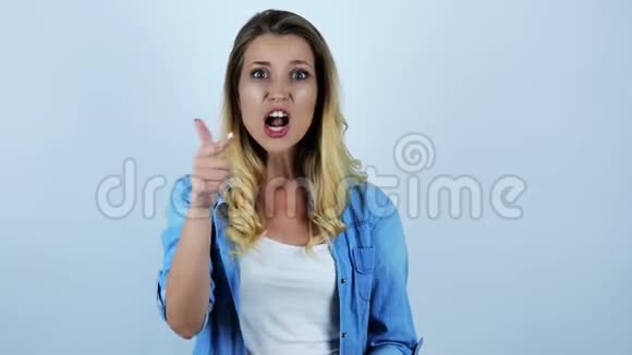 年轻漂亮性感的金发女人在孤独的白ba上用手打着不好的手势视频的预览图