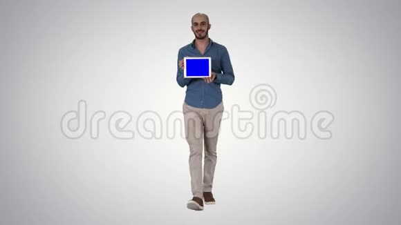 阿拉伯男人走路展示平板电脑呈现一些梯度背景视频的预览图