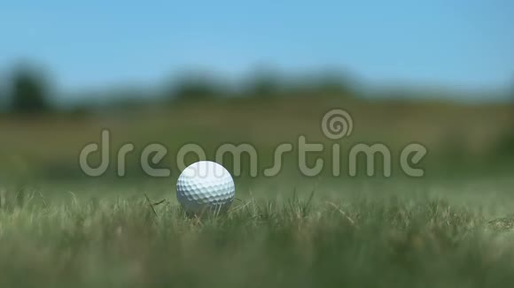 男子高尔夫球手用铁棍短距离击球避免危险特写视频的预览图