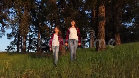 孩子们旅行在公园里散步为胜利而高兴举起手来徒步旅行者女孩青少年旅行者旅行视频的预览图