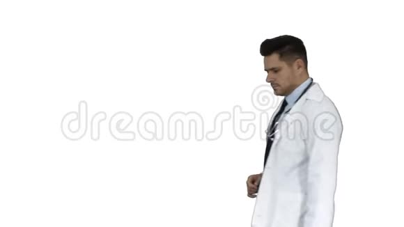 医生医学专业人士做一个点手势并在白色背景上呈现一些东西视频的预览图