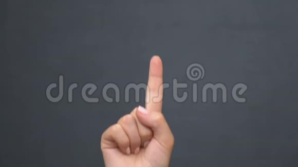 女士用手指指着黑板做重要的宣布特写视频的预览图