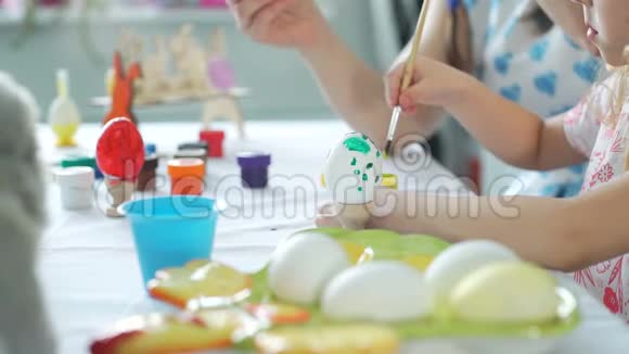 装饰复活节彩蛋的快乐时光视频的预览图