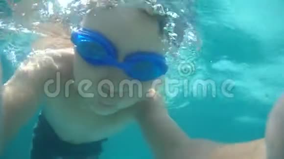 布鲁内特男孩潜水带Selfie在游泳池的水下一次水下射击视频的预览图
