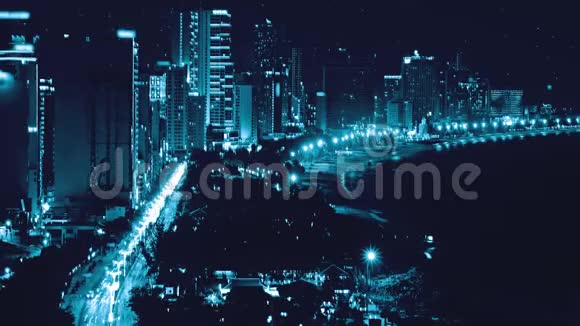 汽车在夜间城市的道路上行驶复古波霓虹灯色调视频的预览图