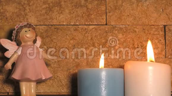 蜡烛灯和女孩婴儿玩具视频的预览图