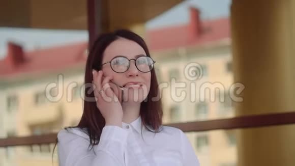 办公室附近打电话的时尚微笑商务女性肖像慢镜头视频的预览图