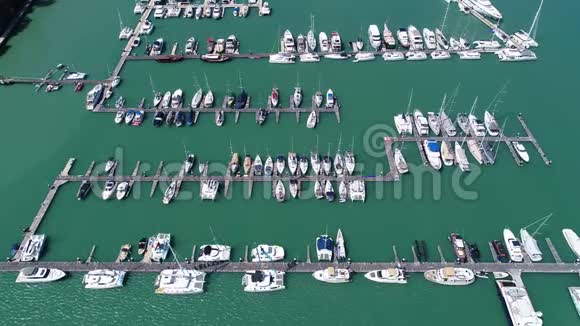 空中观景视频无人机拍摄游艇和帆船停泊码头交通和旅行背景概念视频的预览图