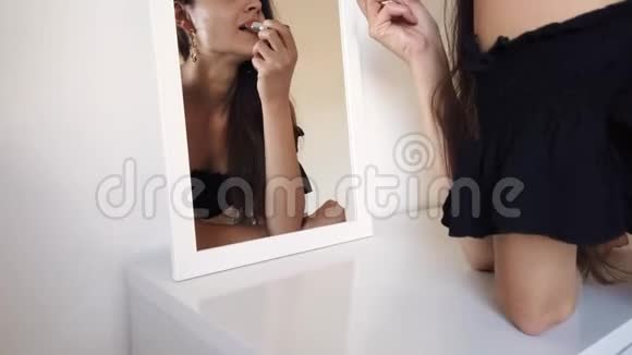 性感女人在镜子里涂口红视频的预览图