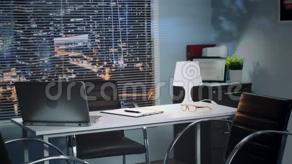 工作办公室的视图包括桌子个人电脑和其他东西视频的预览图