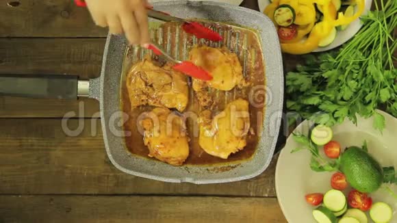 女用手在烤盘里搅拌鸡片视频的预览图