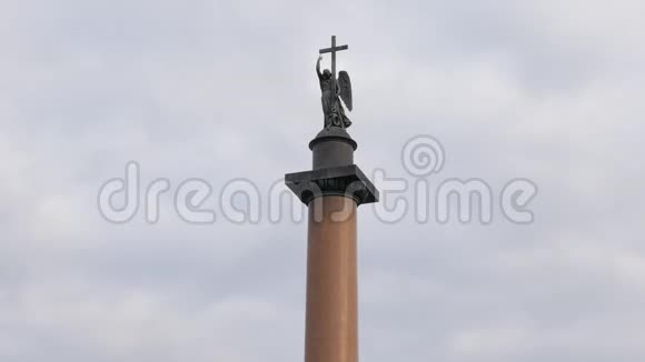 圣彼得堡皇宫广场亚历山大柱上方的雕像天空阴云密布视频的预览图