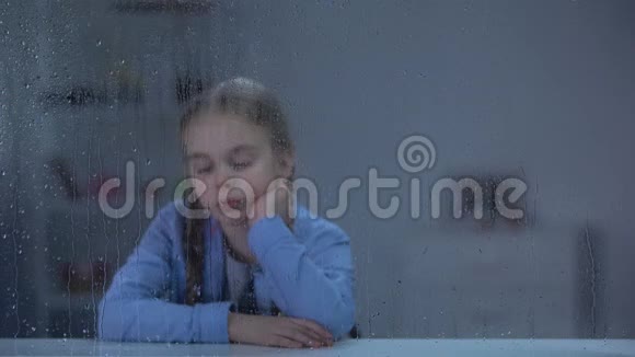 社工在雨天给坐在孤儿院的沮丧女孩送饭视频的预览图