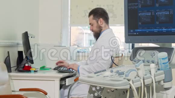 在办公室工作的胡子医生前景上的超声波扫描仪视频的预览图