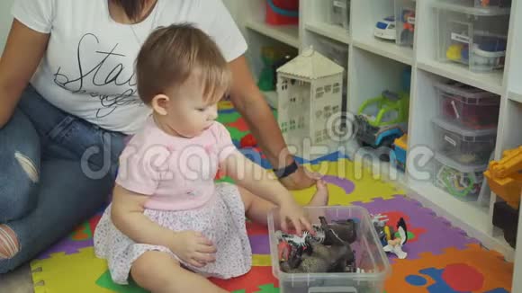 可爱的小女孩在塑料桶里捡玩具视频的预览图
