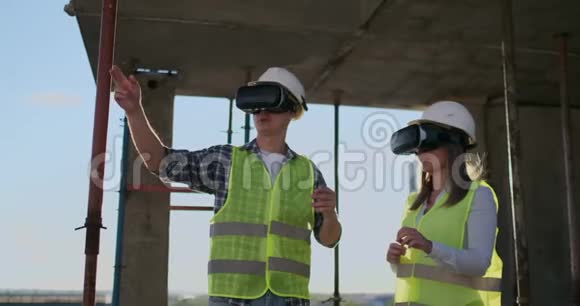 两名当代船员使用VR可视化项目站在未完工的建筑现场复制视频的预览图
