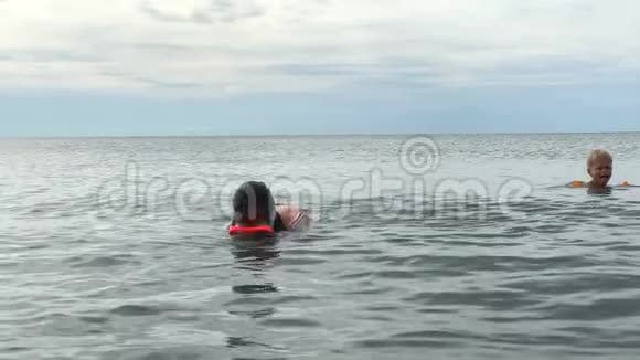 戴着浮潜面具的快乐女孩潜入海底视频的预览图