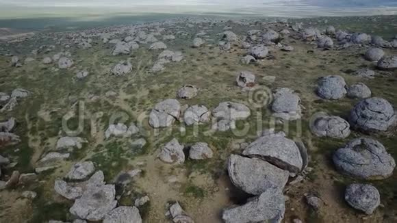 哈萨克斯坦Mangyshlak半岛结核河谷景观视频的预览图