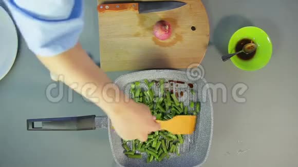 女人用木铲在平底锅里烤绿豆视频的预览图