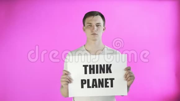 年轻的激进分子在粉色背景下写着星球大战海报视频的预览图
