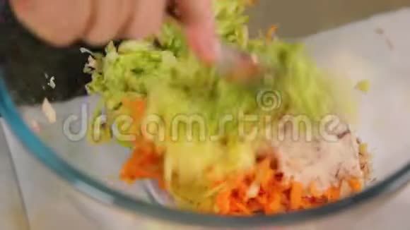 把蔬菜混合在碗里视频的预览图