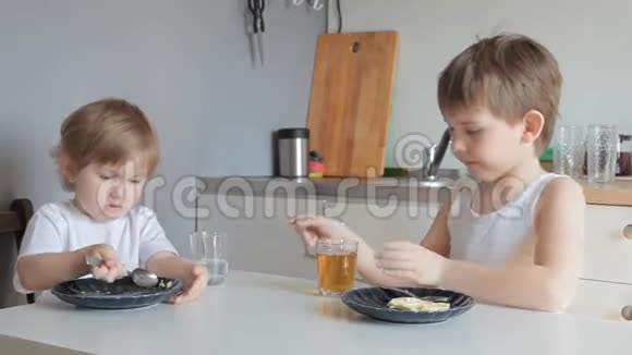 孩子们兄妹吃煎蛋卷喝茶喝水视频的预览图