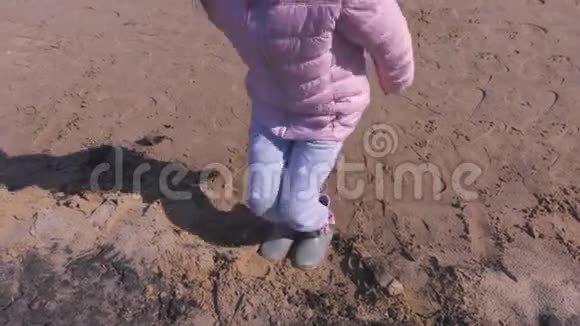 小女孩在沙滩上跳视频的预览图