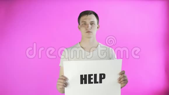 青年活动家有粉色背景的帮助海报视频的预览图