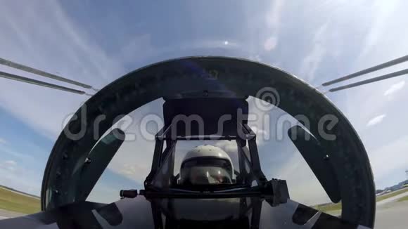 苏35飞机飞行员驾驶运输像宇航员一样高速起飞视频的预览图