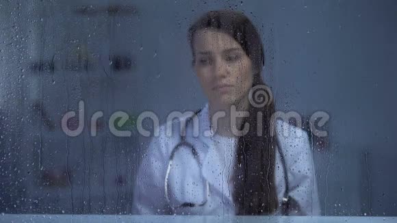 患者死亡后听诊器抑郁的女医生雨天视频的预览图