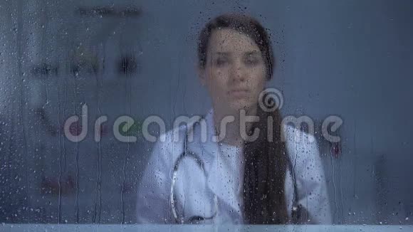 扰乱女医生透过雨窗看工作问题特写视频的预览图