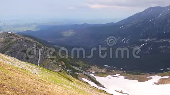 夏天的山谷景观卡巴维耶奇山脉和加森尼基奥瓦卡巴维维耶奇波兰视频的预览图