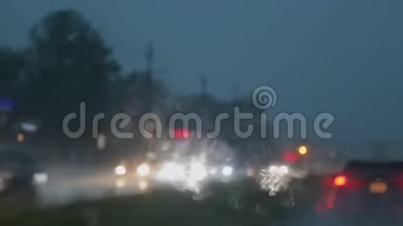 模糊的运动车在雨中有选择性的聚焦夜路模糊在黑暗中大雨倒映在上面视频的预览图