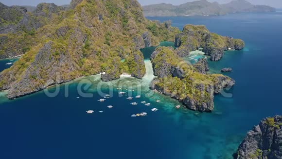 崎岖的米尼洛克岛的空中景观ElNido巴拉望菲律宾停泊在大泻湖前的旅游船只视频的预览图