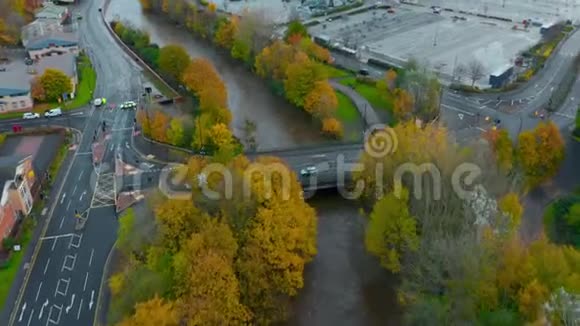 谢菲尔德水灾后警方封锁道路的空中镜头视频的预览图
