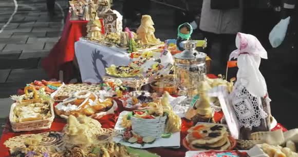 甜蜜的糕点和俄罗斯萨莫瓦尔有糖果煎饼和馅饼的桌子俄罗斯传统茶饮视频的预览图