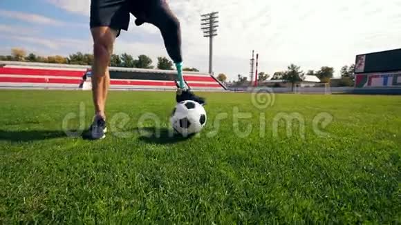 一个残疾人在体育场踢足球的慢动作视频的预览图