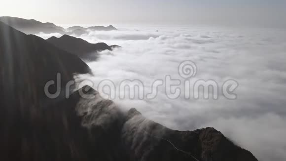 特内里费阿纳加的山路上的云视频的预览图
