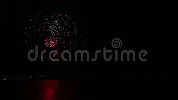 色彩鲜艳的烟花火花在夜空上的河流反射在水中时间跨度视频的预览图