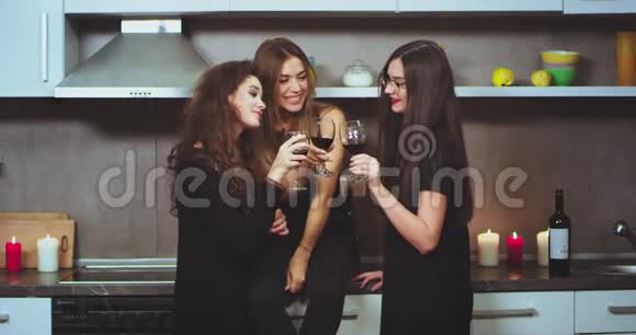漂亮的有魅力的年轻女性在家里一起度过美好时光在厨房里开个小酒宴视频的预览图