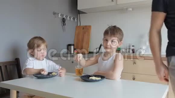 孩子们兄妹吃煎蛋卷喝茶喝水视频的预览图