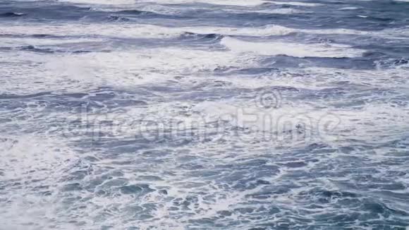 海水冲刷海滩上的岩石视频的预览图