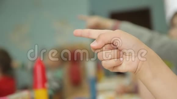 幼儿用手指手点数子的食指视频的预览图