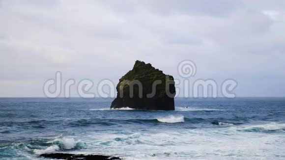 海洋中的孤独岩石个体背景概念视频的预览图